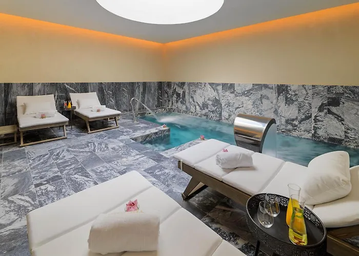 Hotel The One Palácio Da Anunciada 5*