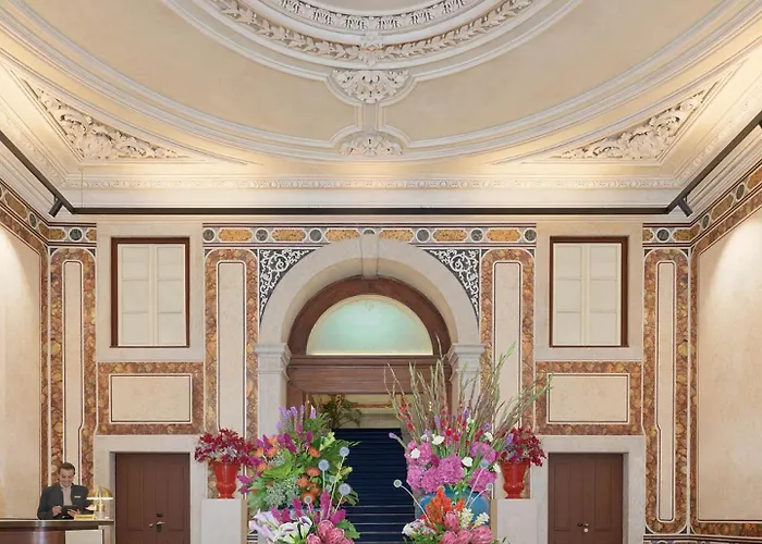 Hotel The One Palácio Da Anunciada 5*